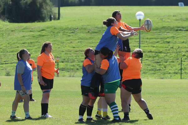 Entrenamiento de rugby en el polideportivo de la UPNA