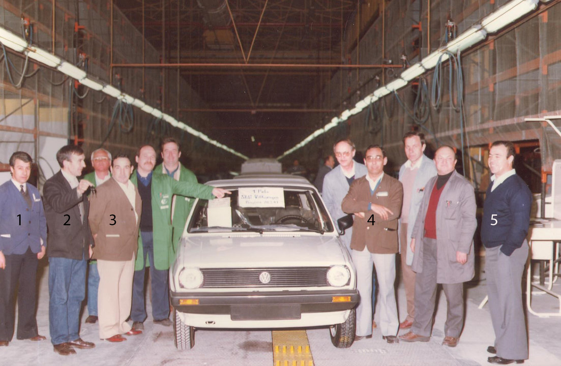 20 de marzo de 1984. El primer Polo sale de las líneas de  
Volkswagen Navarra. Identificados con números, Antonio Rivero (1), Paco  Beorlegui (2), Luis Razquin (3), José María Jiménez (4) y Jesús Unanua (5).  Las personas que aparecen con batas de color verde y gris eran técnicos  alemanes desplazados desde la central.