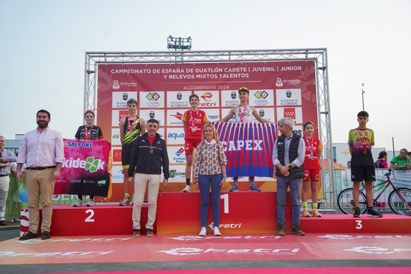 Foto: La primera en subirse al podio fue la cadete Itziar Arrosagaray quien se hizo con la plata en el campeonato de España de duatlón  la categoría cadete femenino.