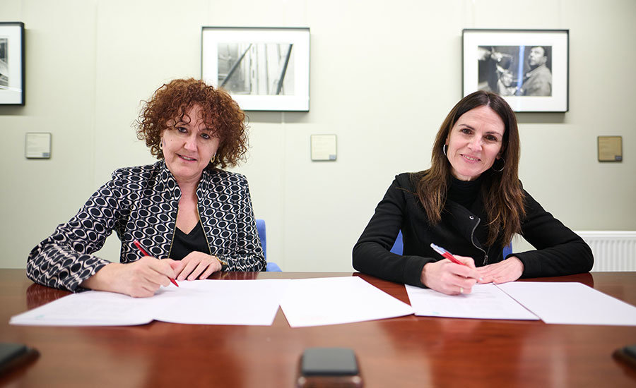Foto: De izda. a dcha., Inmaculada Farran y Anabel Arraiza firman el convenio.