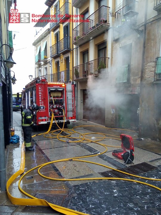 Foto: Incendio en una bajera de Estella