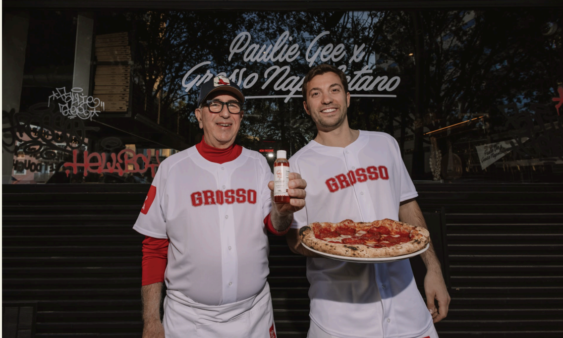 Foto Paulie Gee y Fabrizio Polacco, en una imagen con la pizza exclusiva de edición limitada