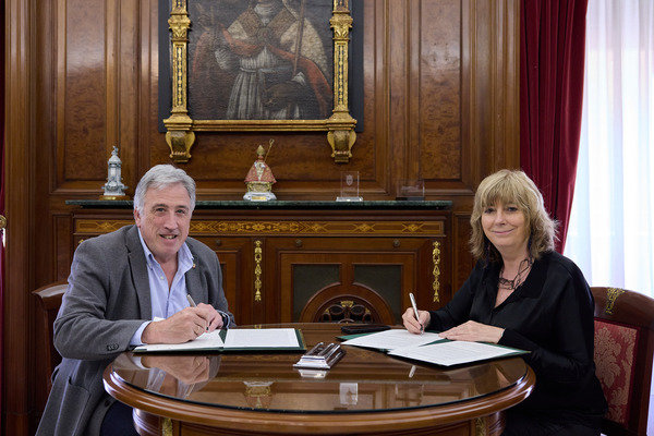 Firma convenio panteon municipal entre Joseba Asiron y Ana Ollo