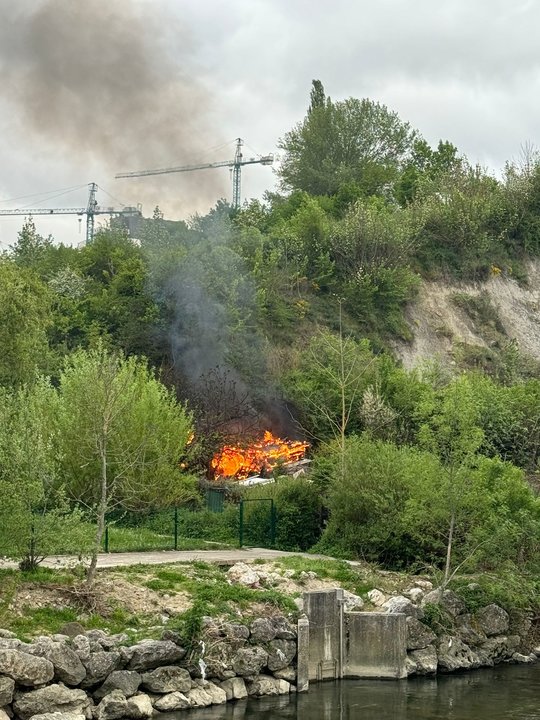 Foto: incendio en Burlada. Imagen cedida