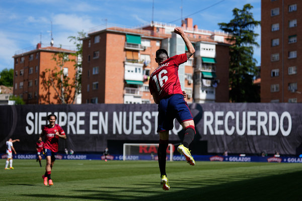 Foto: Moi Gómez celebrando el gol que adelantaba a los rojillos en el marcador. Imagen por Osasuna