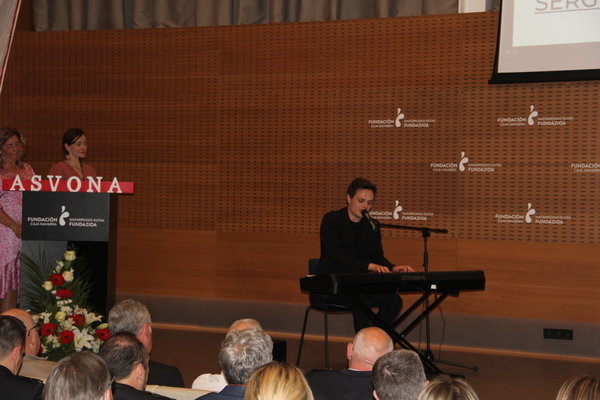 Foto: Sergio Eslava, en plena actuación durante el acto, por Ignacio Solla