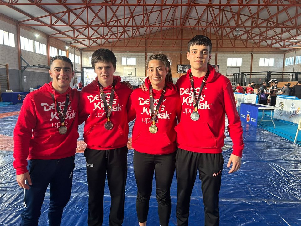 Medallistas de luchas olímpicas. De izq. a dcha.: Gorka Gracia (oro), Sergio Vallez (bronce), Miren Huarte (oro) e Íñigo Gironés (plata), con sus medallas.
