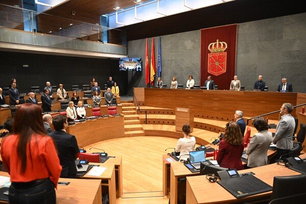FOTO: Minuto de silencio en el Parlamento de Navarra