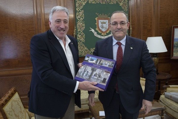 Foto: El alcalde Asiron y el cónsul de Argelia en Barcelona