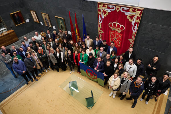 Foto: recepción en el Parlamento de Navarra por el Día de la Comunidad Gitana