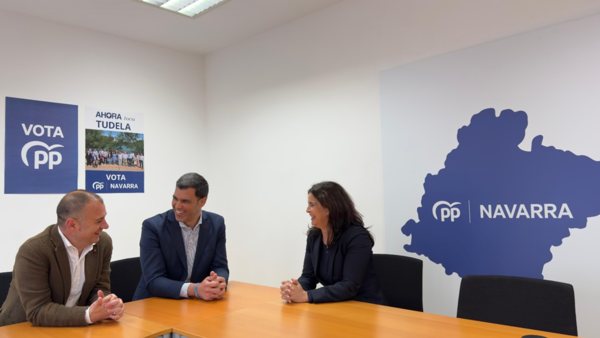 Foto: Vitas y García Malo, firman el acuerdo en presencia de Javier García, presidente del PPN