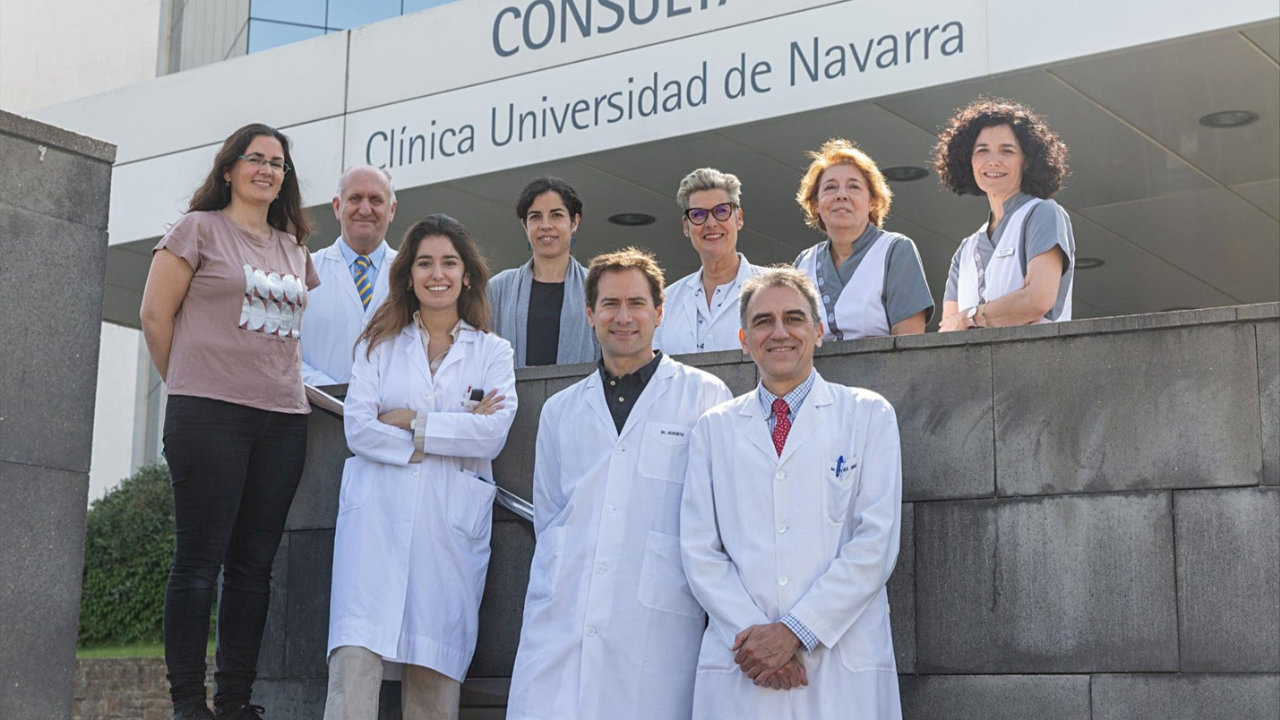 📷 El Dr. José Luis Pérez Gracia (primero por la derecha en primera fila) y la Dra. Ana Patiño (tercera por la derecha en segunda fila), junto al equipo de investigadores del CCUN.